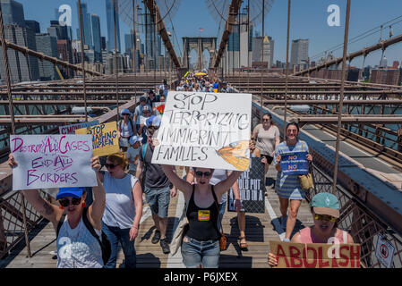 New York, Stati Uniti. Il 30 giugno, 2018. Circa 15 mila newyorkesi hanno marciato a sostegno delle famiglie immigrate e a condannare la Trump dell amministrazione di "tolleranza zero" le politiche in materia di Giugno 30, 2018. Il proteggere le famiglie Marzo e Rally, organizzata da decine di gruppi di difesa dei diritti legali e diritti degli immigrati delle associazioni, i sindacati e i cittadini interessati, impostare off da Foley Square e marciò attraverso il Ponte di Brooklyn per raccogliere per un rally e programma di lingua in Cadman Plaza. Credito: Erik McGregor/Pacific Press/Alamy Live News Foto Stock