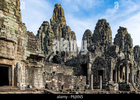 Bayon è riccamente decorato tempio Khmer di Angkor in Cambogia. Costruito nel XII secolo come ufficiale di stato tempio del Buddismo Mahayana Re. Sorge a t Foto Stock