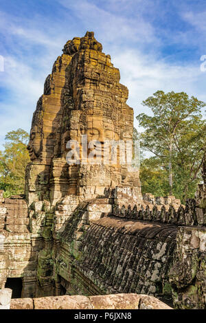 Bayon è riccamente decorato tempio Khmer di Angkor in Cambogia. Costruito nel XII secolo come ufficiale di stato tempio del Buddismo Mahayana Re. Sorge a t Foto Stock