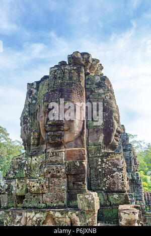 Bayon è riccamente decorato tempio Khmer di Angkor in Cambogia. Costruito nel XII secolo come ufficiale di stato tempio del Buddismo Mahayana Re. Sorge a t Foto Stock