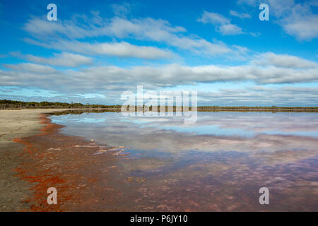 Il perfetto riflesso di nuvole sul lago Dimboola Lochiel Victoria Australia il 24 giugno 2018 Foto Stock