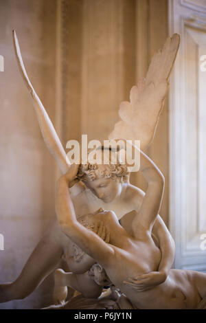 Parigi, Francia - 3 Maggio 2014 : Antonio Canova la statua di Psiche ravvivato da Cupido bacio, prima commissionato nel 1787, esemplifica la devotio neoclassica Foto Stock