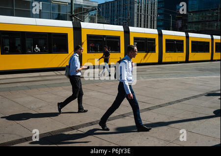 07.06.2018, Berlino, Germania, Europa - si vedono persone attraversando a piedi la piazza Alexanderplatz di Berlino Mitte come una linea tramviaria passa da nel contesto. Foto Stock