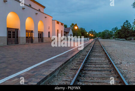 Binari del treno a Boise Depot al tramonto di una sera d'estate. Landmark Railroad Depot con torre campanaria a Boise, Idaho. Foto Stock