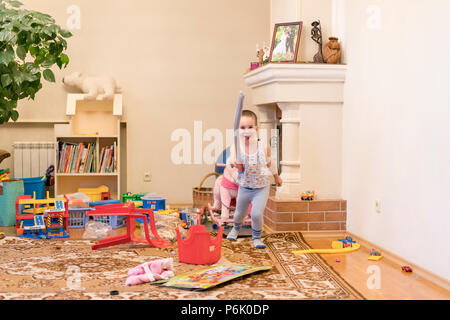 Un ragazzo con una spada correndo in sala giochi. Foto Stock