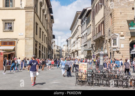 Firenze, Italia. 1 giugno 2018: vista della strada denominata De' Cerretani da Piazza San Giovanni sempre piena di turisti e con terrazze di vuoto Foto Stock