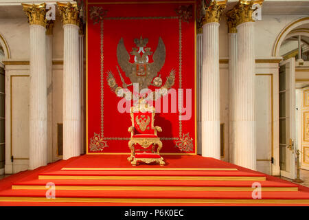 SAINT PETERSBURG, Russia - 18 agosto 2017: l'Eremo. San Giorgio (grande trono) hall nel palazzo d'inverno. Il gran trono imperiale Foto Stock