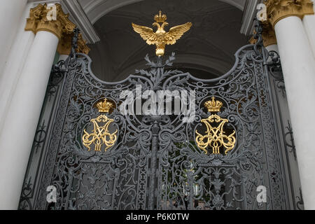 A due teste aquile sul recinto intorno al pilastro di Alessandria, sulla Piazza del Palazzo a San Pietroburgo Foto Stock