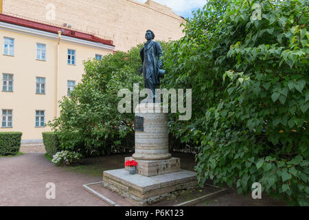 SAINT PETERSBURG, Russia - 18 agosto 2017: Monumento al poeta russo Alexander Pushkin a suo appartamento-museo su Moika embankment. Il poeta visse il suo Foto Stock