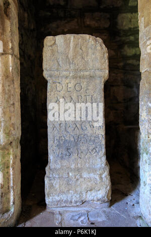 Una pietra d'altare romana trovata a Caerwent e in mostra all'ingresso della chiesa di Santo Stefano e di San Tathan, Caerwent, Galles Foto Stock