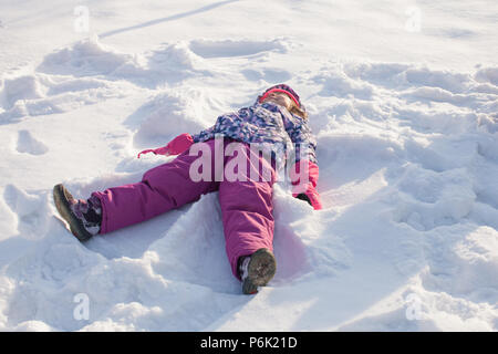 Ragazza fa di angelo di neve Foto Stock