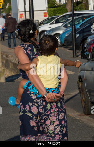 Donna bambino portando sulla sua schiena, piggy back. Foto Stock