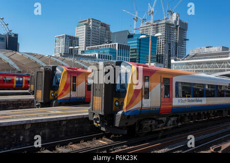 Treni in piattaforme a Londra Waterloo stazione ferroviaria. Foto Stock