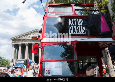 Parigi, Francia, attivisti francesi contro l'AIDS che dimostrano, all'Annual Gay Pride, LGBT March, Act Up-Paris, NGO on Street, Pride march, Autobus a due piani Foto Stock