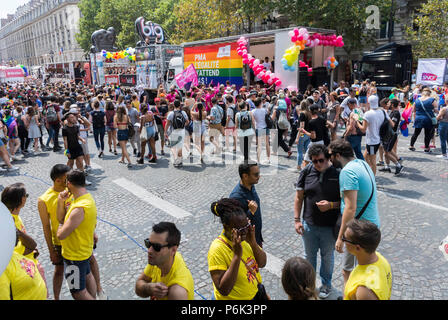 Parigi, Francia, grande folla, attivisti francesi contro l'AIDS che manifestano, all'Annual Gay Pride, LGBT March, AIDES, ONG in strada, proteste, pride march, parata dell'hiv Foto Stock