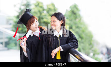 Istruzione, concetto di graduazione delle persone o degli studenti, che felice dopo la fine del loro grado Foto Stock