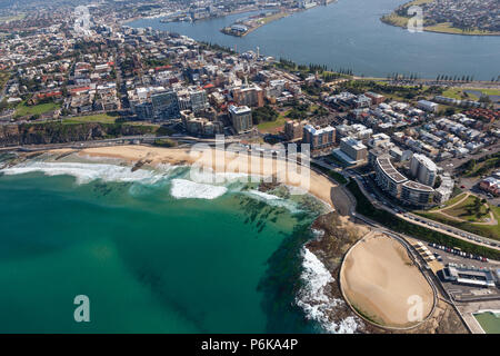 Una veduta aerea di Newcastle beach e il CBD che mostra zone commerciali e residenziali e il fiume Hunter - porto di Newcastle in background. Foto Stock