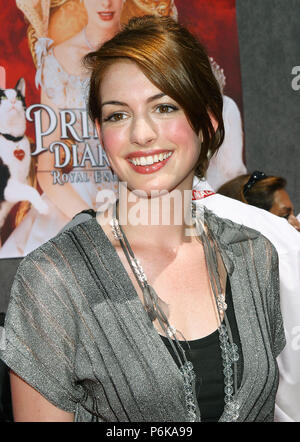 Anne Hathaway arrivando alla principessa Diaries 2: Impegno reale Premiere al DisneyÕs California Adventure AMC Downtown Disney in Anaheim,. Il 7 agosto 2004. HathawayAnne005 Red Carpet Event, verticale, STATI UNITI D'AMERICA, industria cinematografica, celebrità, fotografia, Bestof, arte cultura e intrattenimento, Topix celebrità moda / Verticale, meglio di, evento nella vita di Hollywood - California, moquette rossa e dietro le quinte, USA, industria cinematografica, celebrità, movie celebrità, personaggi televisivi, musica celebrità, fotografia, Bestof, arte cultura e intrattenimento, Topix, headshot, verticale, una persona, dal sì Foto Stock