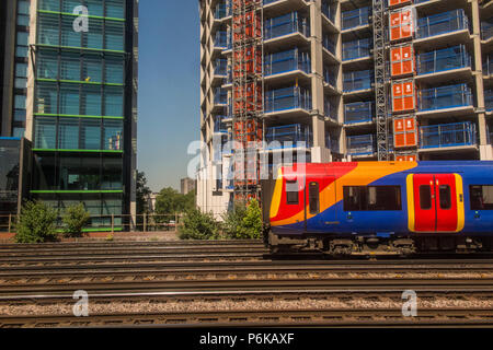 A South Western Railway treno lascia la stazione Waterloo di Londra sulla sua strada verso la periferia di Londra Foto Stock