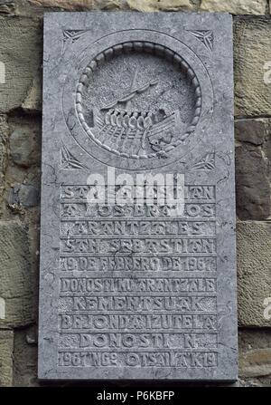 "SEBASTIAN A LOS BRAVOS ARANTZALES. SAN SEBASTIAN, 19 de febrero de 1967". PLAFON BILINGUE labrado en piedra situado en la puerta de entrada al casco Viejo de la ciudad de San Sebastian (DONOSTIA). Provincia de Guipúzcoa. País Vasco. Foto Stock