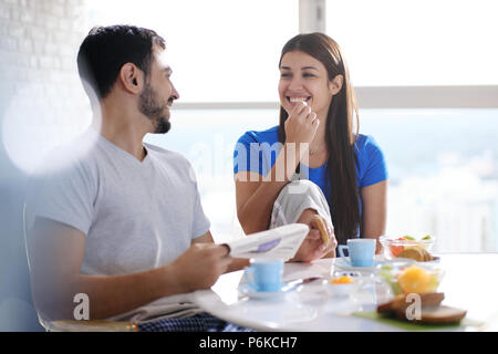 Coppia giovane di mangiare la prima colazione a Casa di Domenica Foto Stock