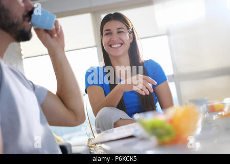 Coppia giovane di mangiare la prima colazione a Casa di Domenica Foto Stock