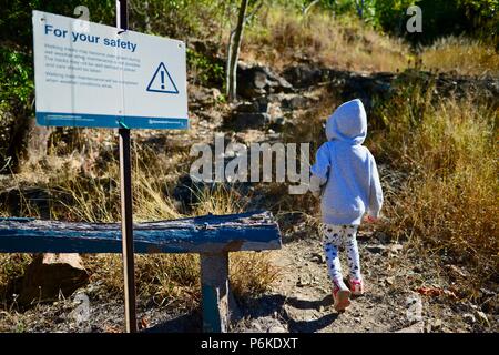 Per la vostra sicurezza cartello in prossimità di montagna con bambino in background, molti picchi di escursione al Monte Marlow, città di Townsville Queensland comune, 4810, Australia Foto Stock