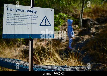 Per la vostra sicurezza cartello in prossimità di montagna con bambino in background, molti picchi di escursione al Monte Marlow, città di Townsville Queensland comune, 4810, Australia Foto Stock