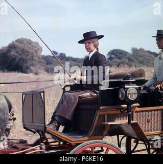 LA DUQUESA DE ALBA. CAYETANA FITZ JAMES . MONTANDO EN CALESA. (Ca. 1950). Foto Stock