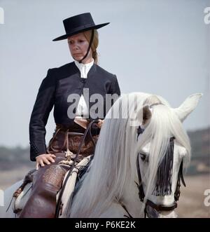 LA DUQUESA DE ALBA. CAYETANA FITZ JAMES. MONTANDO UN CABALLO. ca. 1950. Foto Stock