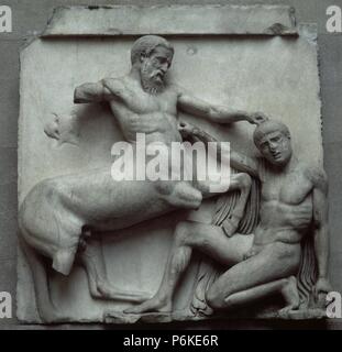 Fidia (480-430 a.C.). Metopa. Parthenon marmo raffigurante una parte del batlle tra Centauri e la Lapiths (Centauromachy). V secolo A.C. Dall' Acropoli di Atene. British Museum. Londra. Regno Unito. Foto Stock