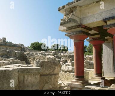 Arte minoica Creta. Palazzo di Cnosso (1700-1450 a.C.). Vista parziale delle rovine dell'ala est. A destra la vecchia entrata nord-ovest del palazzo. La Grecia. Foto Stock