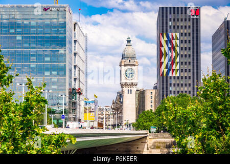 Pont Charles de Gaulle, permette viste per i monumenti storici di Parigi come la stazione ferroviaria Gare de Lyon con la sua torre dell'orologio. Foto Stock