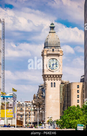 Pont Charles de Gaulle, permette viste per i monumenti storici di Parigi come la stazione ferroviaria Gare de Lyon con la sua torre dell'orologio. Foto Stock