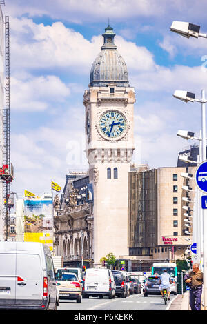 Pont Charles de Gaulle, permette viste per i monumenti storici di Parigi come la stazione ferroviaria Gare de Lyon con la sua torre dell'orologio. Foto Stock