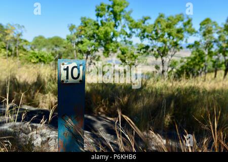 Numero 10 dieci segno segnaletica indicatore, molti picchi di escursione al Monte Marlow, città di Townsville Queensland comune, 4810, Australia Foto Stock