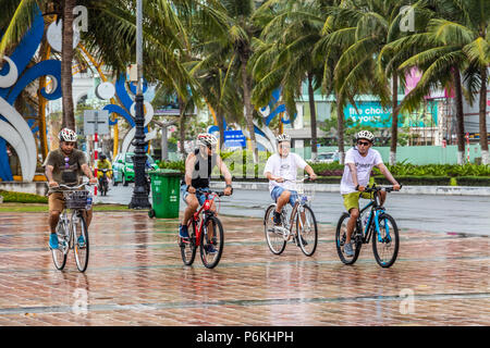Amici in bici la pioggia di Da Nang Vietnam Foto Stock