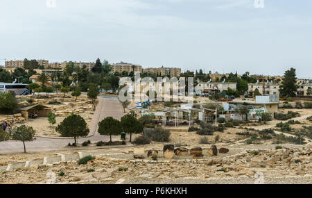 Mitzpe Ramon, Israele - 28 Marzo 2018: vista da Mitzpe Ramon del Centro Visitatori nel centro del deserto del Negev. Foto Stock