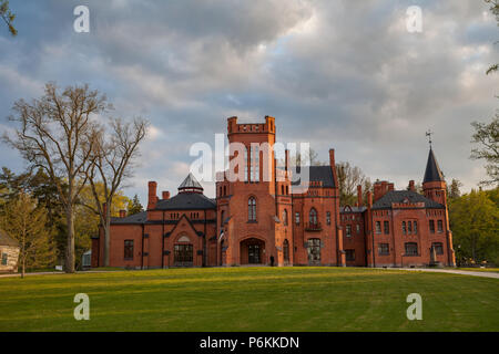 Vecchio rosso mattone manor house in stile inglese di castelli. Sangaste, Estonia. Foto Stock