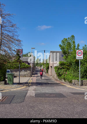 Albert Lane, un piccolo vicolo nella città di Aberdeen, correndo paralleli con Carden e Osbourne posto con un giro di donna e bambino a piedi verso il basso. Aberdeen, Sc Foto Stock