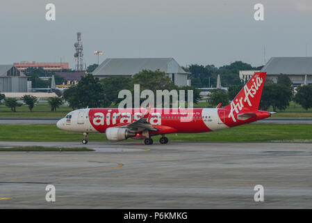 Bangkok, Tailandia - 23 Apr, 2018. Un Airbus A320 aeroplano di AirAsia rullaggio sulla pista dell'Aeroporto Internazionale di Don Muang (DMK) a Bangkok, in Thailandia. Foto Stock