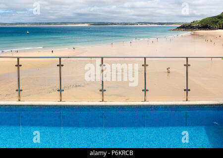 ST IVES, Inghilterra - 18 giugno: vibrante blu hotel piscina sul bordo della spiaggia di Porthminster, St Ives, in un caldo giorno d'estate. In St Ives, Cornwall, E Foto Stock