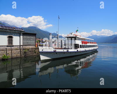 Ruota a cassette battello a vapore ormeggiato pronta per la crociera alla passeggiata sul lago alpino Maggiore paesaggio in Locarno in Svizzera Foto Stock