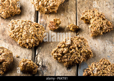 Alcuni deliziosi piatti della cucina italiana i cookie denominato brutti ma buoni su tavola in legno rustico Foto Stock