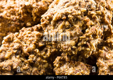 Ripresa macro di un mazzetto di deliziosi piatti della cucina italiana i cookie denominato brutti ma buoni Foto Stock