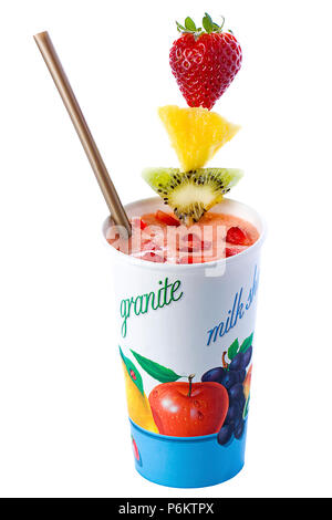 Frullato di fragole con paglia e guarnita con frutta fresca isolato Foto Stock