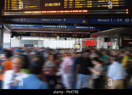 Rush Hour Stazione ferroviaria persone Scheda Pianificazione Foto Stock