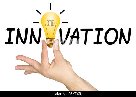 Mano azienda disegnato lampadina della luce tra le lettere della parola di innovazione isolato Foto Stock