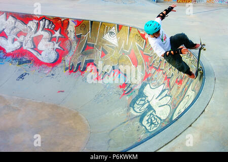 Roma, Italia - Aprile 2014: giovane guidatore di skateboard mentre si esegue lo skateboard sul bordo a skate park a Roma Italia Foto Stock