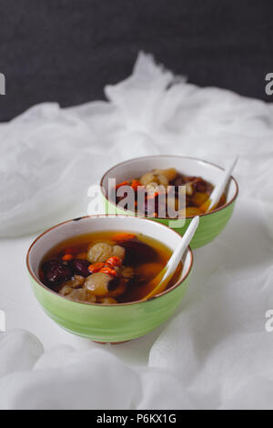 Red Data Longan zuppa. Dessert cinese nella ciotola verde. Due ciotole. Foto Stock